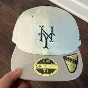 New York Mets x New Era
Retro Crown
Size: 7 3/8
Vanilla with grey brim

BNWT